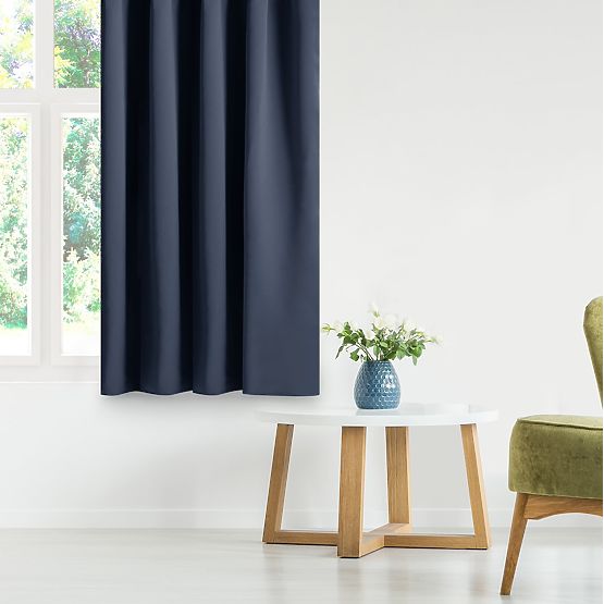 Draperie RESTILO BLACKOUT culoare indigo cu panglică clasică stil ochiuri argintii material bla