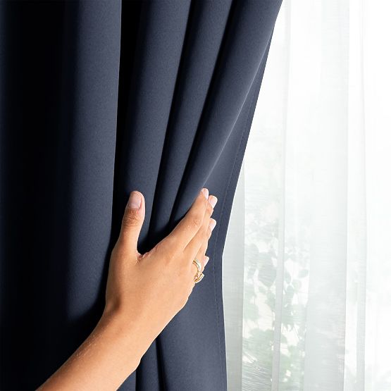 Draperie RESTILO BLACKOUT culoare indigo cu panglică clasică stil ochiuri argintii material bla