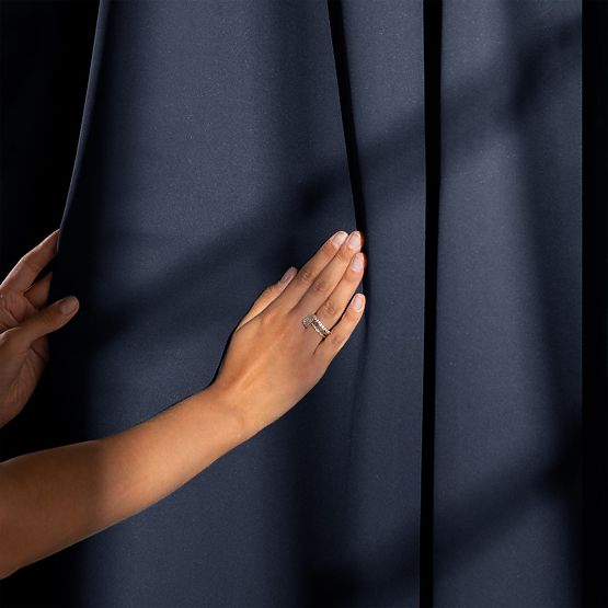 Draperie RESTILO BLACKOUT culoare indigo cu panglică clasică stil ochiuri argintii material bla