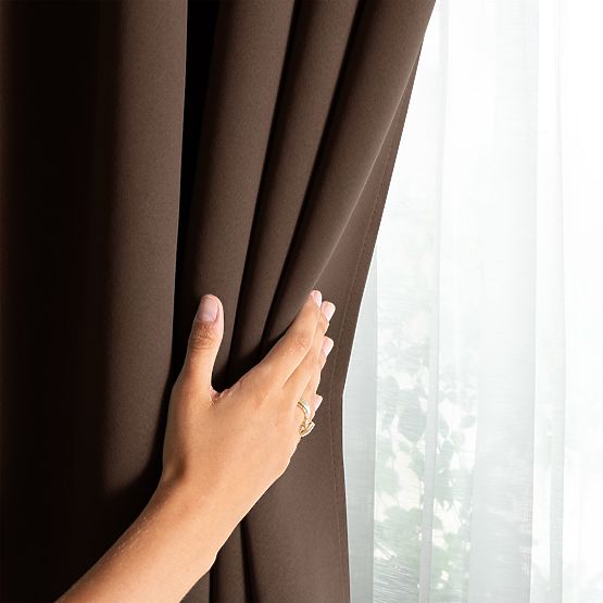 Draperie RESTILO BLACKOUT culoare maro, șerpa pentru prindere, stil clasic, inele argintii, material