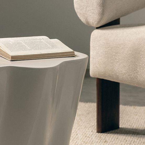 Măsuță laterală Bow 49 cm, bej-gri, lucioasă, forme rotunjite