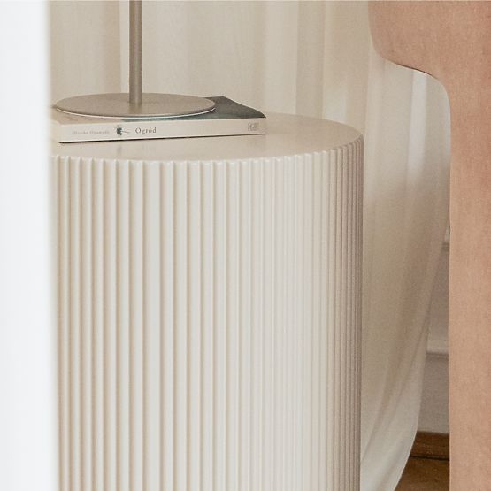 Măsuță laterală Ermanno, 35 cm, gri-bej, cu caneluri