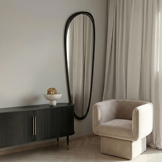 Oglindă suspendată în ramă de lemn Sogno 60x165 cm, formă neregulată, neagră